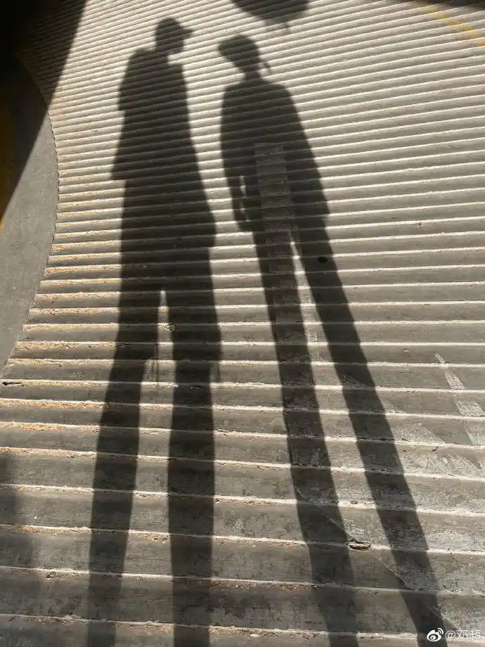 邓超晒与孙俪影子同框照浪漫惬意