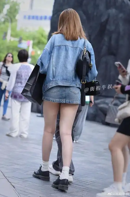 性感的牛仔裙美女