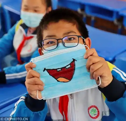 2021年5月7日,在河北省秦皇岛市海港区东港镇第一小学,学生在展示