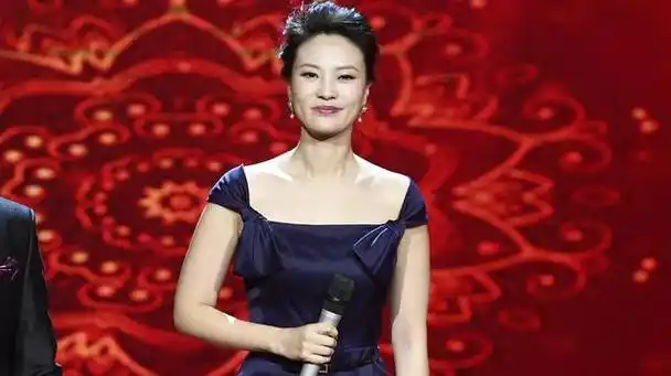 央视主持人刘芳菲穿万元针织衫,下农场,干农活,这是在炫富?