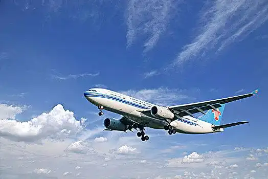 南方航空的飞机正降落重庆江北机场