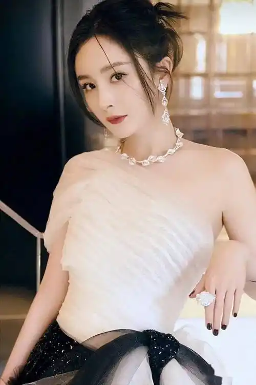 杨幂手如柔荑肤如凝脂领如蝤蛴齿如瓠犀