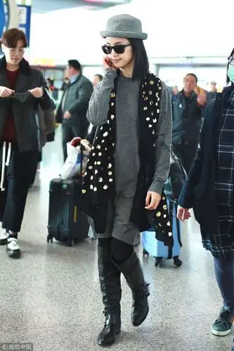 林依晨波点围巾配羽绒服 黑色长筒靴温暖保暖