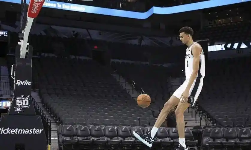 但是文班亚马的身体天赋要更加出色,身高,臂展甚至弹跳都优于约基奇