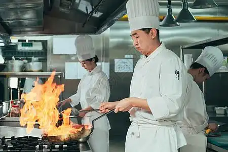 火,人后厨内的专业厨师团队烹饪美味佳肴背景
