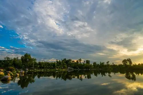 锦官城上彩云飘