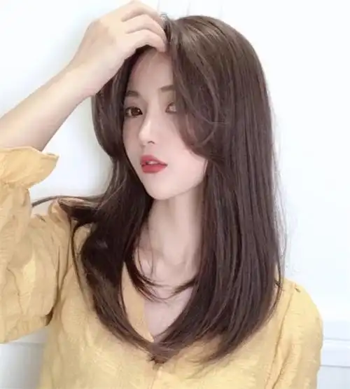 层次感中长发直发发型 层次直发这样打理更自然