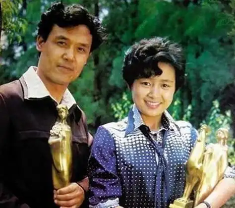 张瑜与张瑞芳,田华,凌元,贺小书张瑜与李秀明张瑜与刘晓庆1975年,在