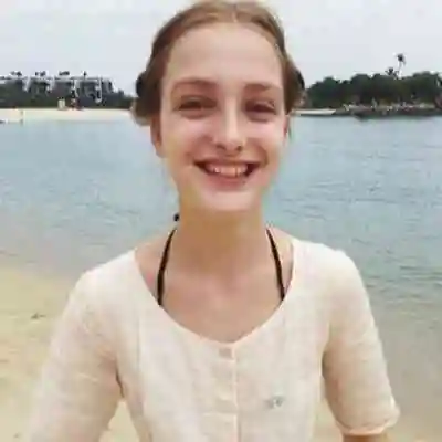 微笑听雨的头像带字的_微信头像图片大全