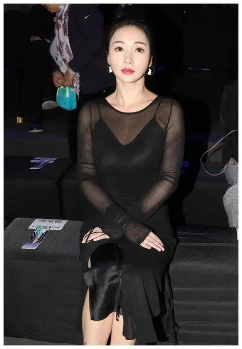 柳岩:黑色白纱长裙,尖头高跟鞋大秀性感