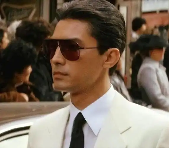 看到70岁尊龙才发现:真正的男神才不怕变老,头发花白也优雅帅气