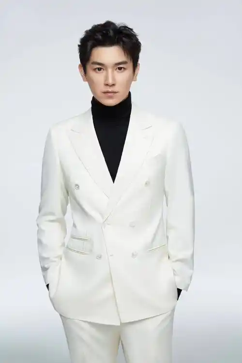 杨旭文生日写真曝光气质俊朗风度翩翩