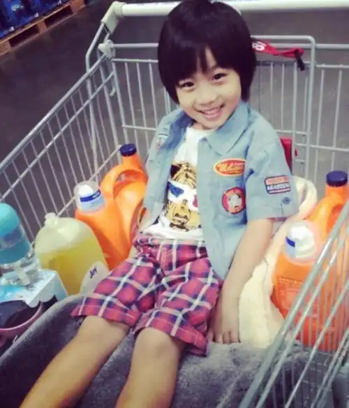 林志颖妈妈如愿拍全家照,11岁kimi高冷又懂事,7年都是同样发型