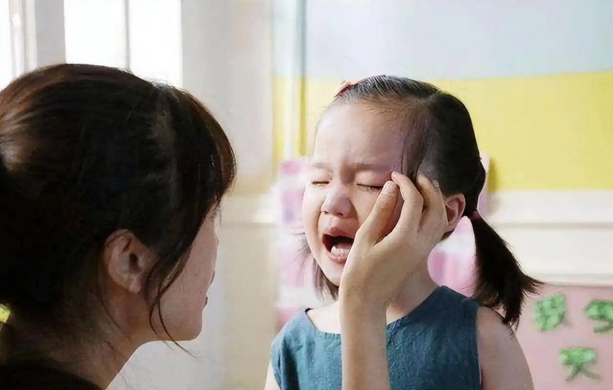 小时候一哭就抱和哭够才抱的孩子,上幼儿园后差距很明显-爱子网