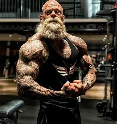 满身纹身的荷兰"酷老头"健身36年,一身肌肉秒杀所有小鲜肉