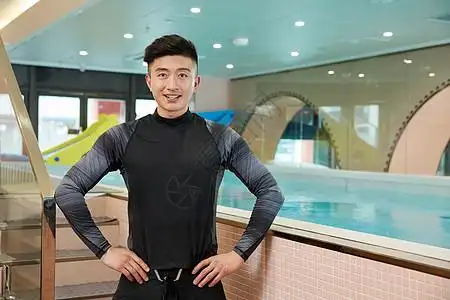 游泳馆内的游泳教练图片素材