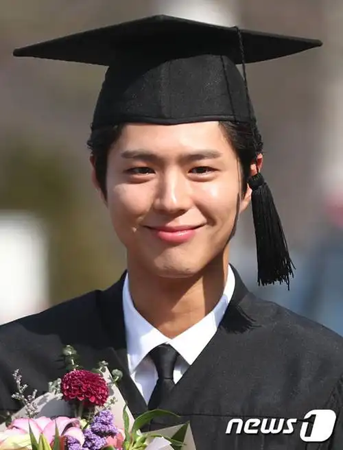 19人民网讯2月21日下午,韩国演员朴宝剑出席了明知大学毕业典礼