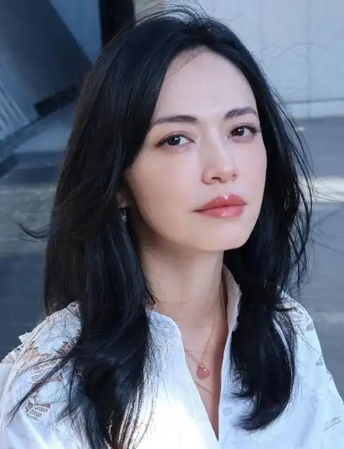 组图:姚晨夏日慵懒大片好惬意 着一袭镂空白色长裙尽显美艳优雅