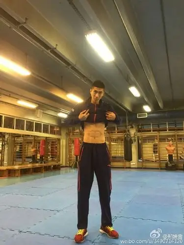 女美男帅,一对奥运跆拳道冠军!下面,请新人交换金牌