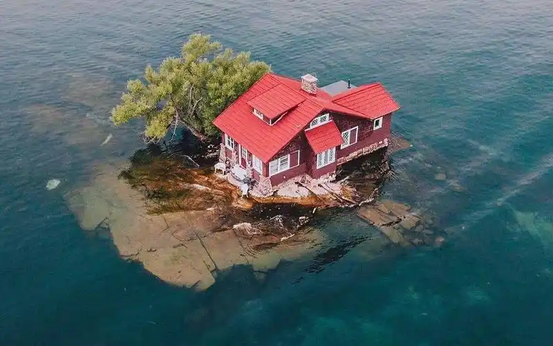 科普只能容纳一栋房子的小岛世界上面积最小的住人小岛justroomenough