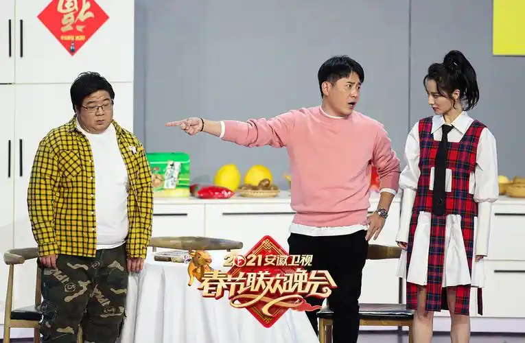 张维威登上2021年安徽春晚,爆笑上演小品《催婚直播间》__凤凰网