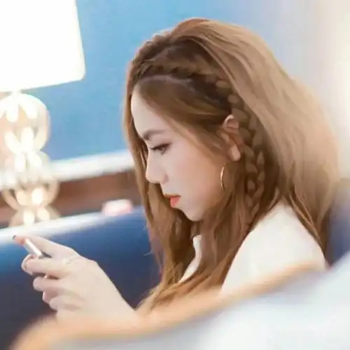 虽然我觉得不太像.#明星  #相似  #长相  #邓紫棋  #侧脸