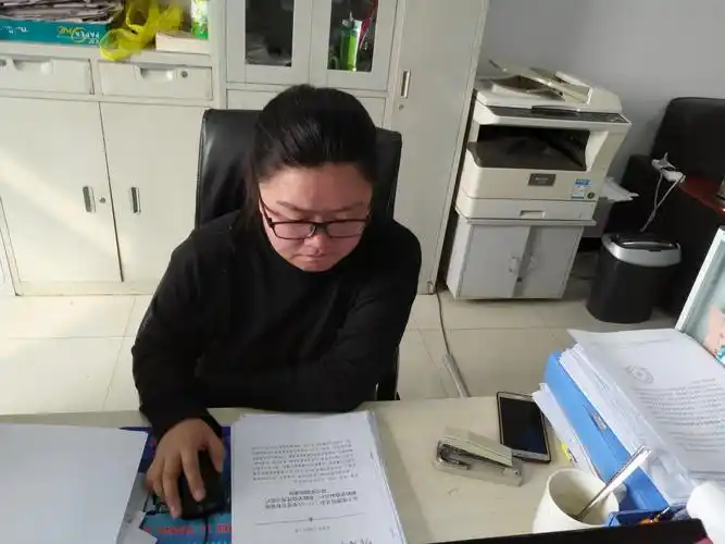 办公室人员整理档案资料.