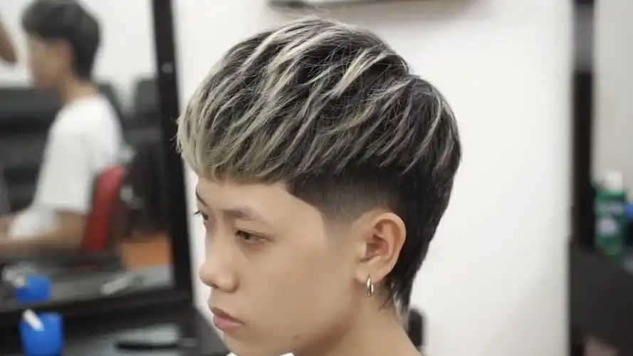 男生版狼发发型,简单帅气又流行,这款发型2020年很受欢迎