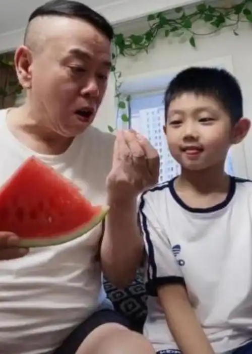 经常带着外孙一起搞怪,而且小时候的潘阳儿子和潘长江长得更像,也被