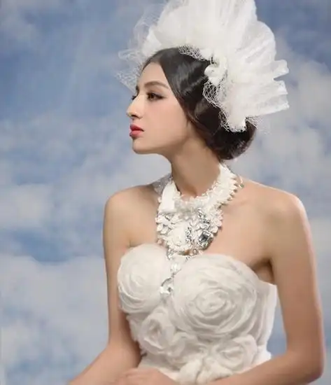 "香妃"麦迪娜纯美婚纱大片曝光