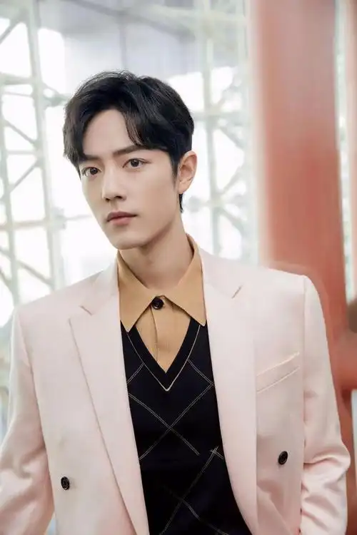 高伟光现在玩踩着女搭档上位这一套玩得很溜,之前他为了宣传古装剧,发