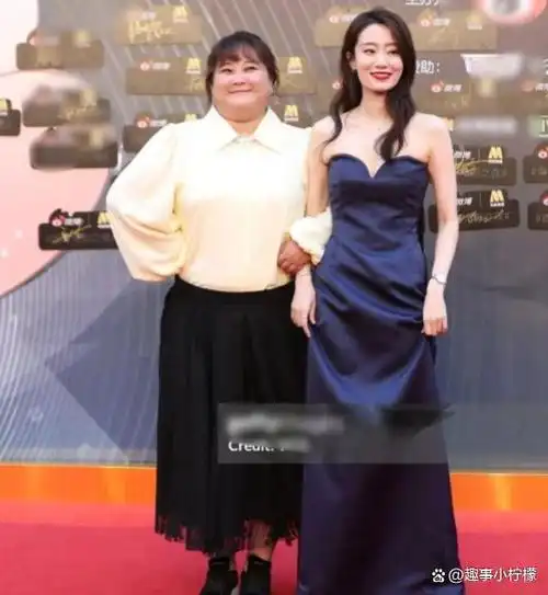 瘦百斤后的贾玲是不是大美女看看她和张小斐谢楠的合影就知道了