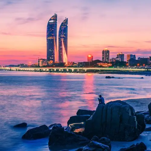 夕阳下的厦门双子塔单与双的碰撞