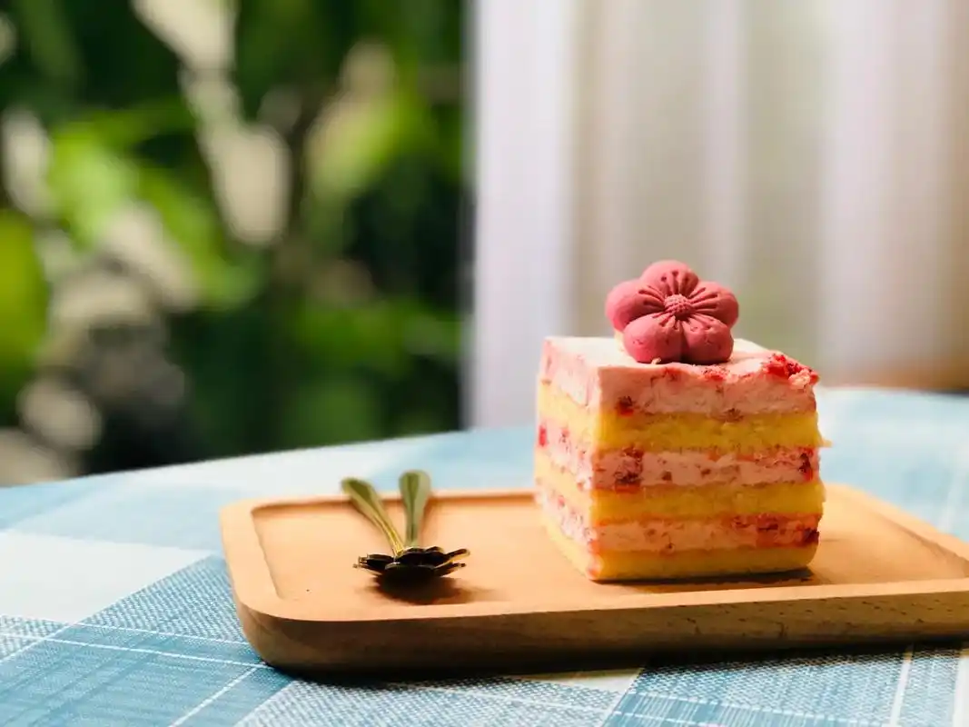 被甜品治愈系.草莓慕斯蛋糕口感丰富层次鲜明.搭配上一杯清甜的 - 抖