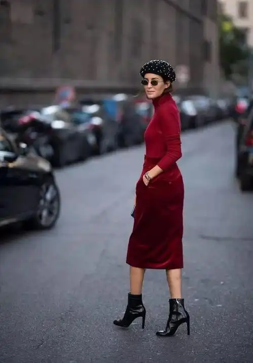 酒红色穿搭雷区之三:"酒红 其他颜色"太繁复虽说酒红得用亮色来衬才能