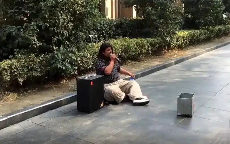 街头流浪歌手简直用生命在唱歌影帝级别的演唱网友说他们要火了