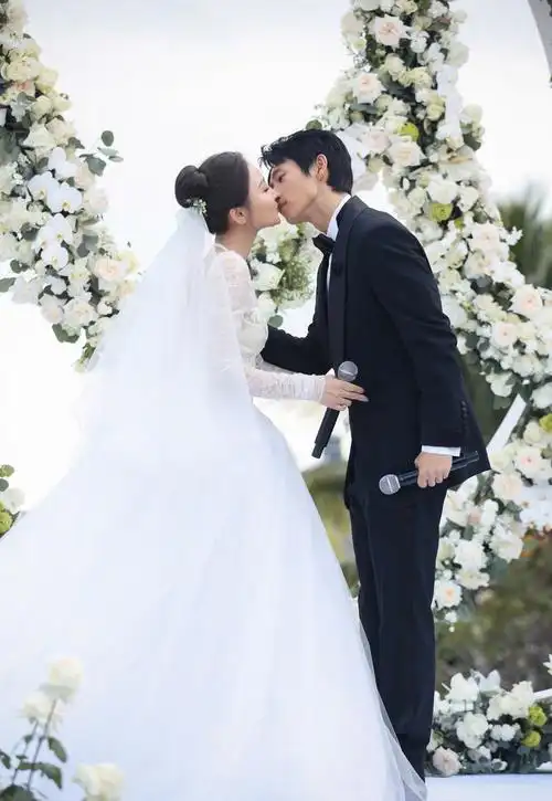 魏晨于玮婚礼现场神圣浪漫夫妻二人甜蜜携手羡煞众人