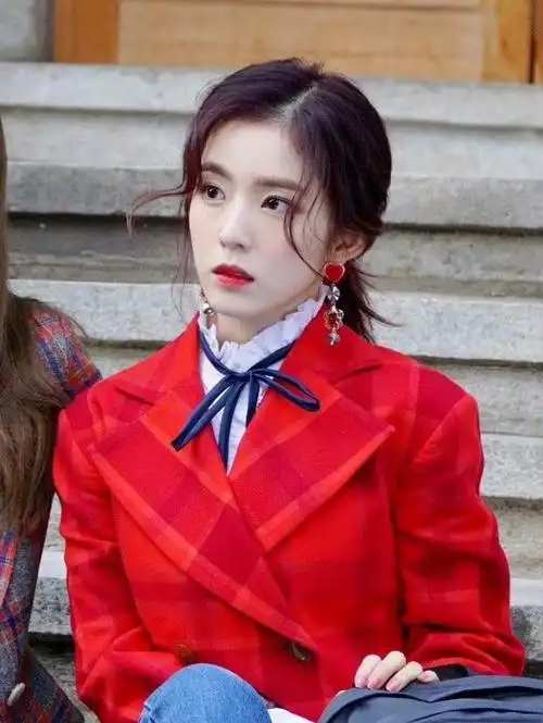 穿红衣的裴珠泫