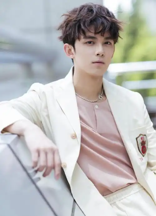 除了这个真假难辨的瓜和一个辟谣的绯闻,吴磊身上便没有娱乐圈那些乱