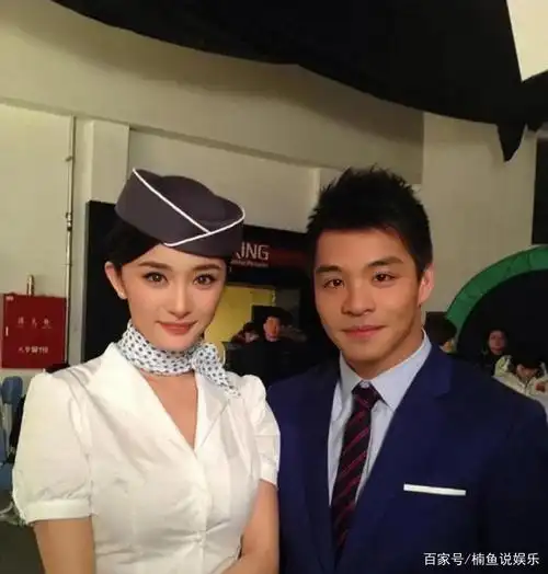 其实不止杨幂,很多女明星的空姐造型都很惊艳,之前李沁在电影里扮演