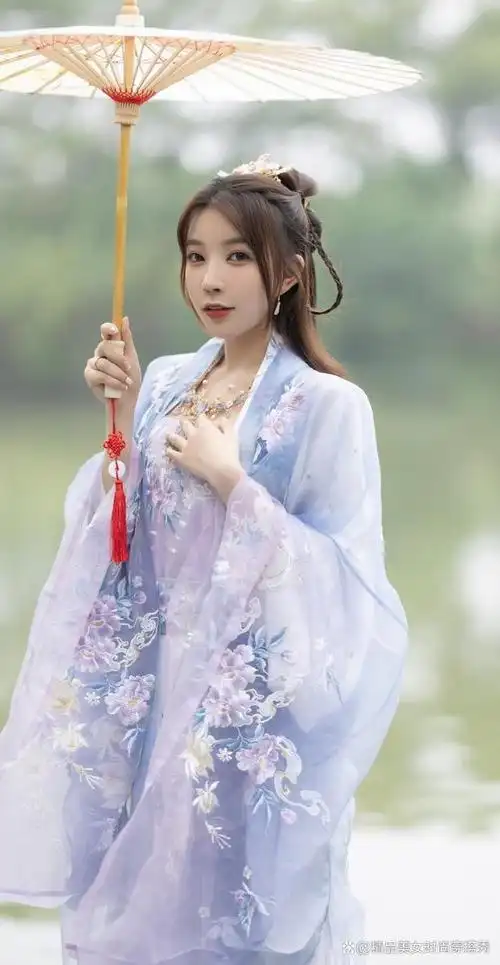 淡紫色的汉服穿在身上,仿佛穿越到了古代,带给你温婉动人的气质