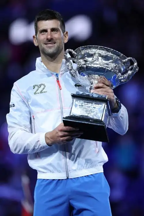 德约科维奇冠军捧杯图