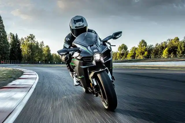 川崎绿跨界来袭摩托名厂川崎公开名车忍者h2主题高端游戏座椅