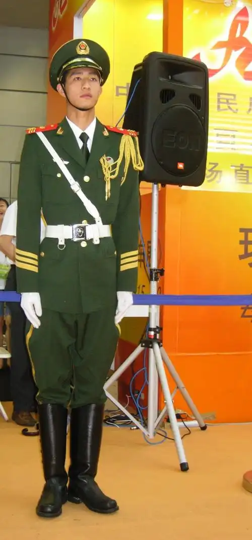 站岗值勤的马靴军人