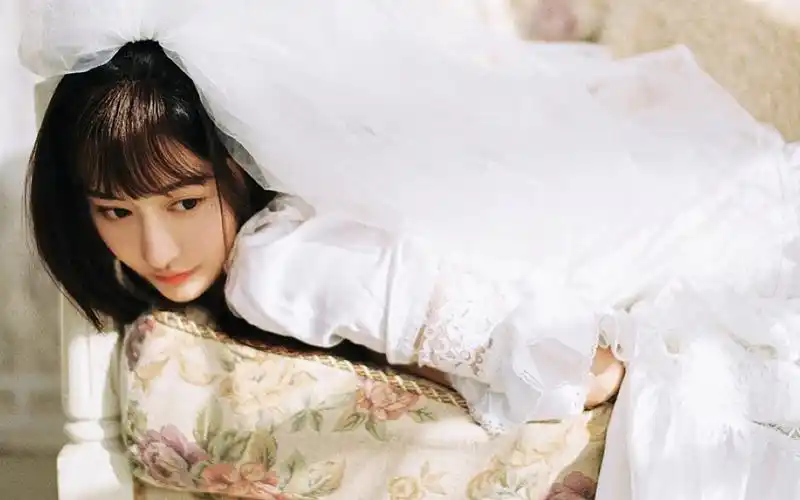 白纱长裙美女性感写真图片桌面壁纸