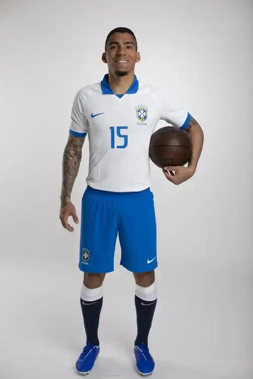 美洲杯巴西国家队定妆照客场蓝白球衣洋溢复古气息
