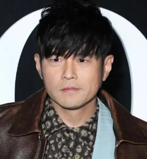 周杰伦夫妇看澳网,男方穿万元外套戴假发,昆凌大浓眉显土气_腾讯新闻