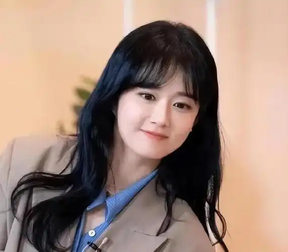 "同脸不同命",张娜拉与赵丽颖撞脸,大众称:"孪生姐妹"