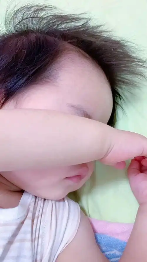 趁着小秋宝睡着的时候,偷拍一下她的小噘嘴大脑门,嘴巴再噘就够得着