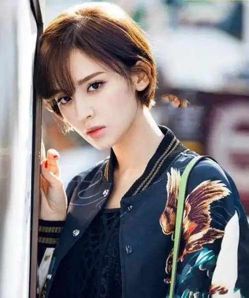 张含韵换发型气质大变,剪齐耳短发清纯可人,网友:萌到不敢认!